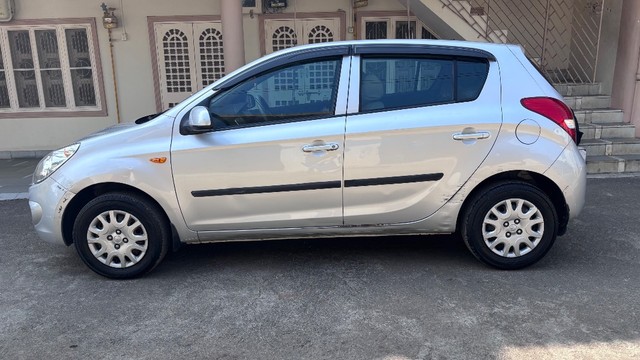 Second-hand 2011 Hyundai i20 1.2 Magna for sale in Navsari-2
