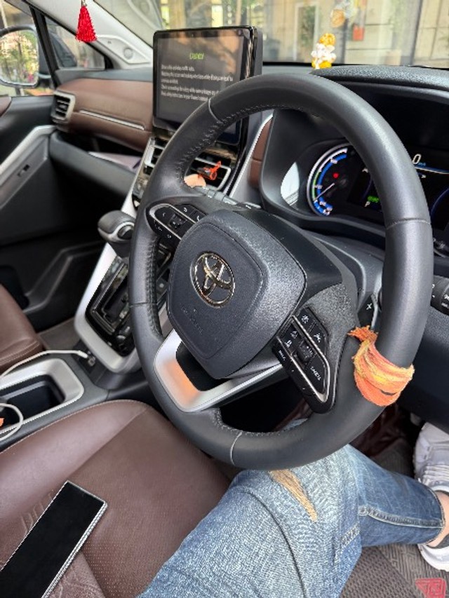 Second-hand 2025 Toyota Innova Hycross ZX Hybrid for sale in Pune-13