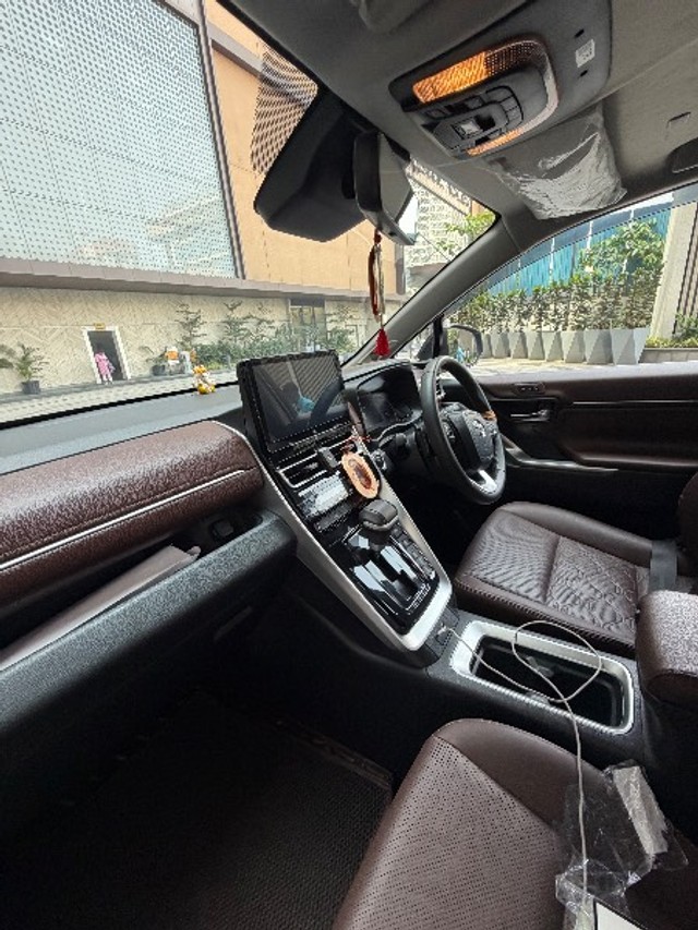 Second-hand 2025 Toyota Innova Hycross ZX Hybrid for sale in Pune-12