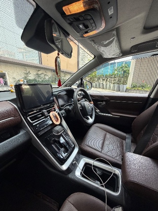 Second-hand 2025 Toyota Innova Hycross ZX Hybrid for sale in Pune-3