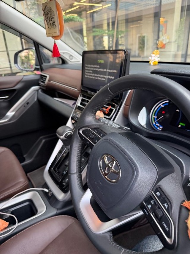 Second-hand 2025 Toyota Innova Hycross ZX Hybrid for sale in Pune-9