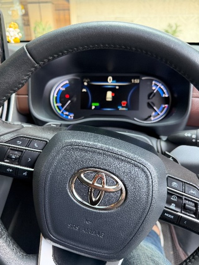 Second-hand 2025 Toyota Innova Hycross ZX Hybrid for sale in Pune-10