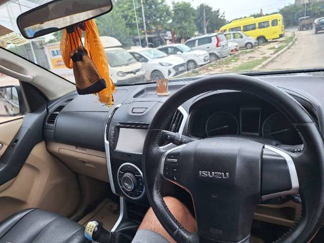 https://images10.gaadi.com/usedgaadi-sellcar/UsedCar/c6ddf484-cb66-480a-b63b-2494aafea82a/10f00276-021c-44cf-9339-f6f859aaa654.jpg?imwidth=6402