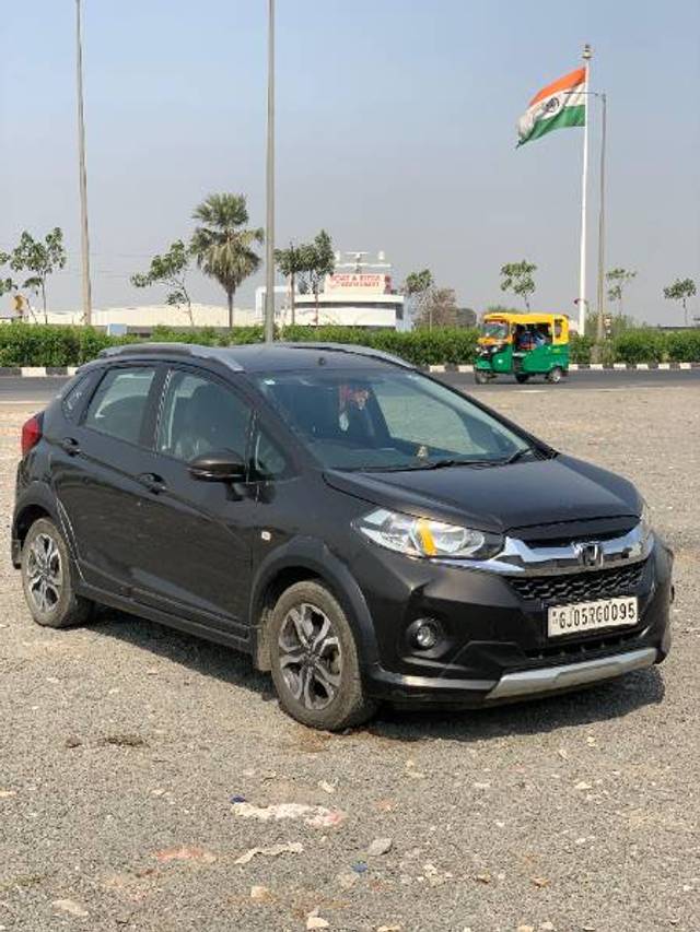 https://images10.gaadi.com/usedgaadi-sellcar/UsedCar/c73fa886-96e7-4c69-851c-643104ea5cf6/7c3df9c1-835b-4498-b6aa-9e71a924612c.jpeg?imwidth=6400