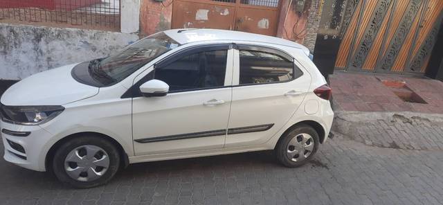 https://images10.gaadi.com/usedgaadi-sellcar/UsedCar/c79e4d7d-2822-4771-a25d-35909750b018/c98fe5ff-cdf2-473f-9ccf-6f8f7cde6436.jpg?imwidth=6402