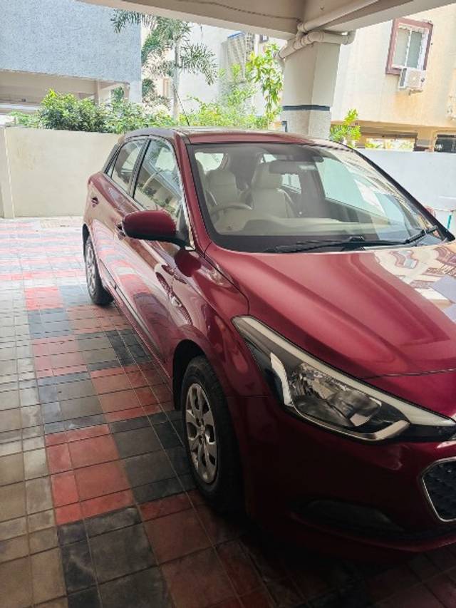 https://images10.gaadi.com/usedgaadi-sellcar/UsedCar/c8be013a-dd04-491c-a00d-defb51dbf347/9a40f536-a4ec-498d-97f3-ef6ab6e1d231.jpg?imwidth=6400