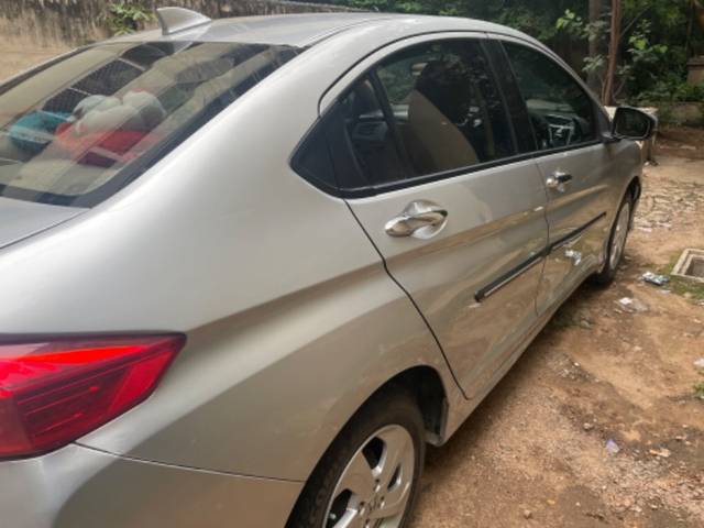 https://images10.gaadi.com/usedgaadi-sellcar/UsedCar/c91d25e6-b655-43be-9b4c-26b961a71256/8585b3cb-02f6-4ee0-aa7d-6081a5ab259d.jpg?imwidth=6401