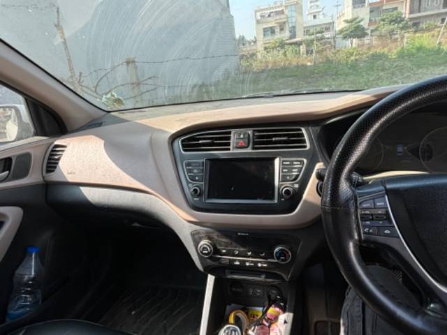 https://images10.gaadi.com/usedgaadi-sellcar/UsedCar/c95aeba9-0818-4991-984d-d1f63b58696a/b25caa71-4bab-4e7d-a099-5e0cf7968b5a.jpeg?imwidth=6402