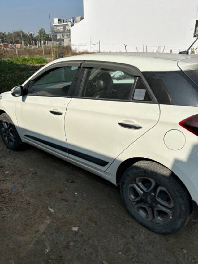 https://images10.gaadi.com/usedgaadi-sellcar/UsedCar/c95aeba9-0818-4991-984d-d1f63b58696a/fe0fd977-edd1-4902-acdf-ca67954fd7ff.jpeg?imwidth=6400