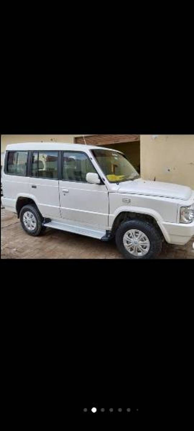 https://images10.gaadi.com/usedgaadi-sellcar/UsedCar/c9815689-391c-4a81-8633-ae0394568c5f/5928d62a-e63a-4553-ae3f-5550c42df621.jpg?imwidth=6400