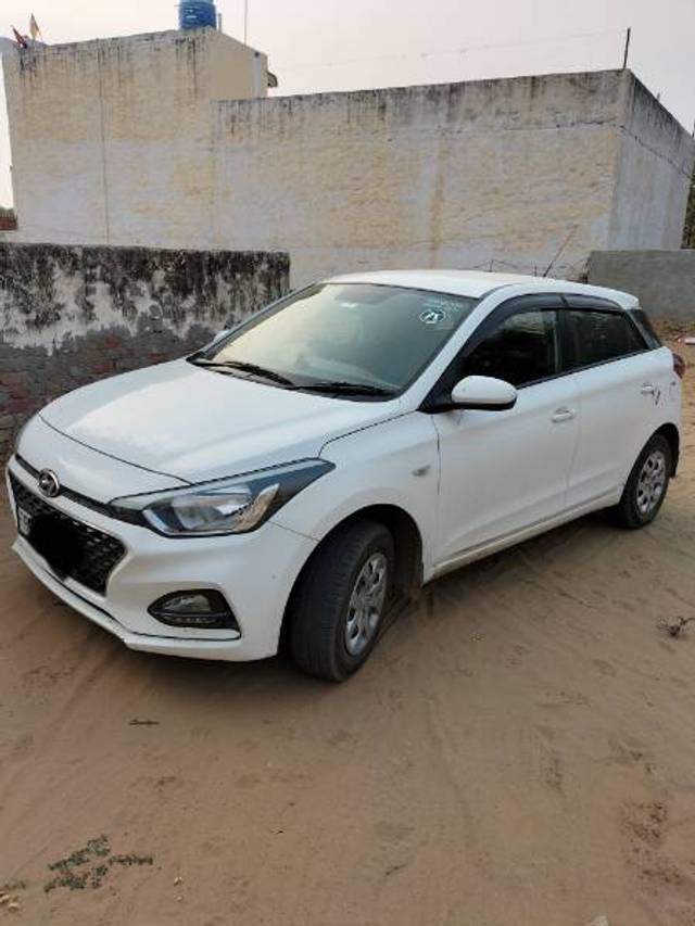 https://images10.gaadi.com/usedgaadi-sellcar/UsedCar/c9f566cb-0a76-43b2-bb60-9bc53e9c2404/579491b2-e30b-4e46-a2cd-312ec44c2691.jpg?imwidth=6400