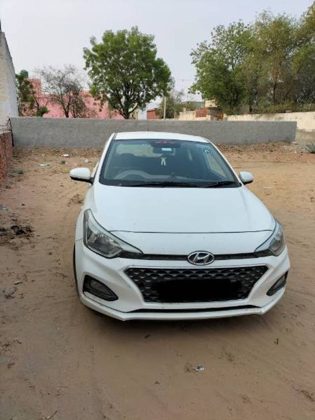 https://images10.gaadi.com/usedgaadi-sellcar/UsedCar/c9f566cb-0a76-43b2-bb60-9bc53e9c2404/ac6f82c4-4b2c-4ca1-b275-d7ac08d3592c.jpg?imwidth=6402