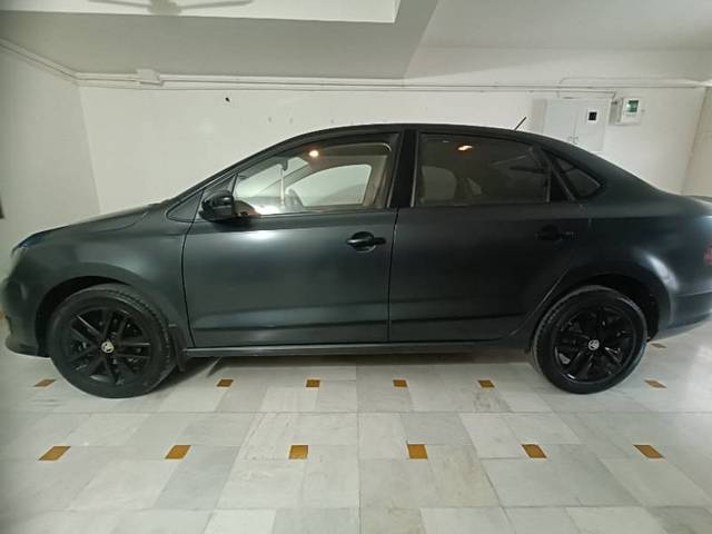 https://images10.gaadi.com/usedgaadi-sellcar/UsedCar/ca9138e8-a27a-4800-adab-f7a949a14c40/a26da185-db7f-4fe9-a4b4-0d2562a37bb1.jpg?imwidth=6400