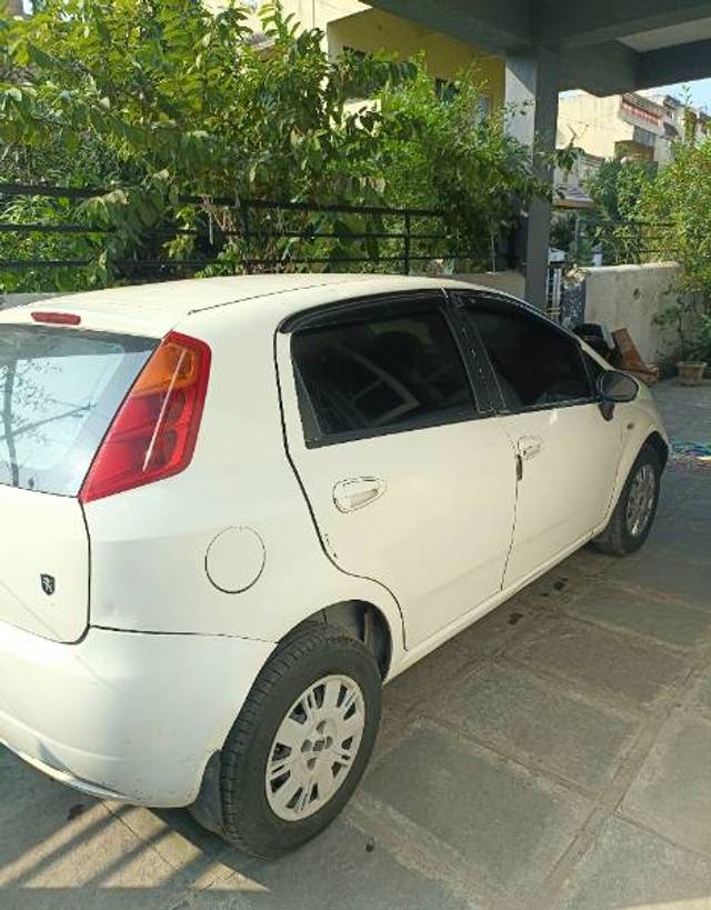 https://images10.gaadi.com/usedgaadi-sellcar/UsedCar/cb2e0bd0-9785-4368-846a-821680a3c518/581a1c86-efa1-4703-9b18-a694d62e32b6.jpg?imwidth=6402