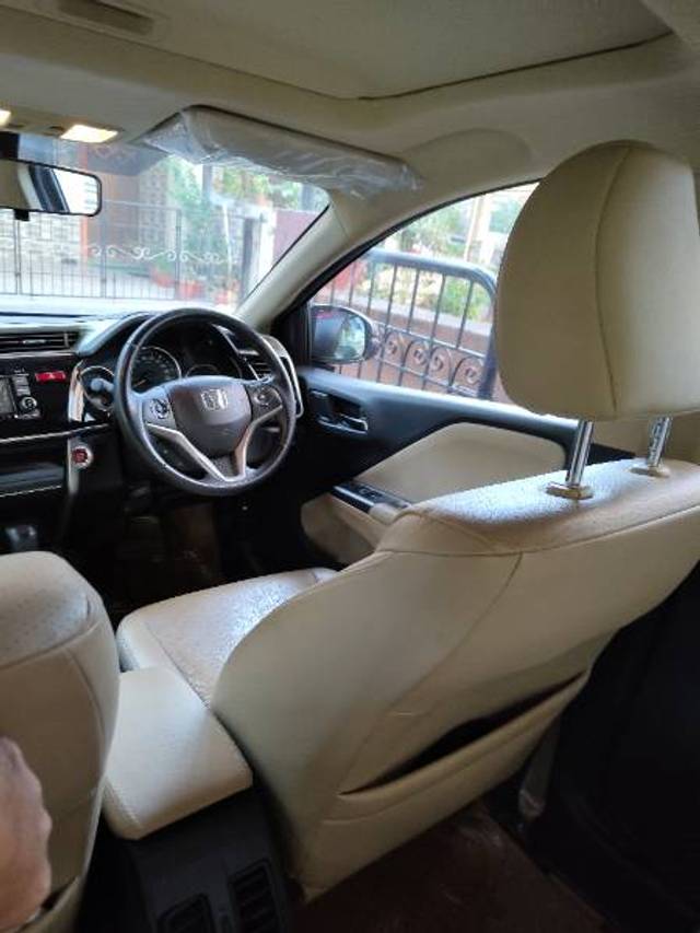 https://images10.gaadi.com/usedgaadi-sellcar/UsedCar/cbefc0d9-8d4f-4470-b8fc-28df3905785f/c3be137d-4f9d-4fc1-a28c-7d3842b14172.jpg?imwidth=6401
