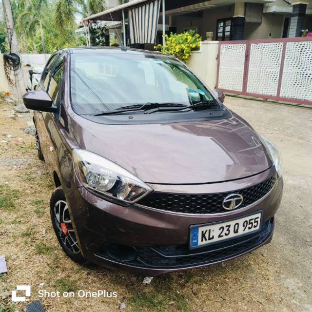 https://images10.gaadi.com/usedgaadi-sellcar/UsedCar/cc3308f3-b428-4fc9-b28c-1cb0f558ef2d/f0fb25ca-c880-4296-ba7a-3f3112a4a385.jpg?imwidth=6400