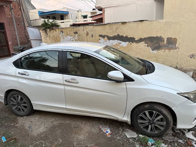 https://images10.gaadi.com/usedgaadi-sellcar/UsedCar/cc692c1f-b5b0-404e-816e-94560e592d59/2ef46c26-063c-4be0-a93a-29bf5a137b99.jpg?imwidth=6401