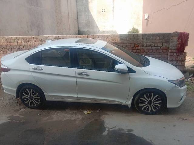 https://images10.gaadi.com/usedgaadi-sellcar/UsedCar/cc892c16-8e99-42e0-8cc8-6c45a559c7fb/4a9d017f-b252-4c6d-95df-e470a7d94753.jpg?imwidth=6400