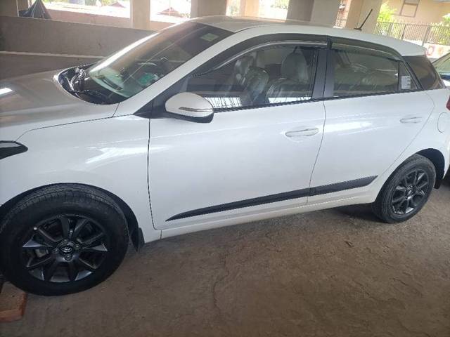 https://images10.gaadi.com/usedgaadi-sellcar/UsedCar/cc915de3-a1e8-469b-972a-5fe1195f5310/27c50dab-e3a5-4eb0-8fd2-b22611e0a69d.jpg?imwidth=6400