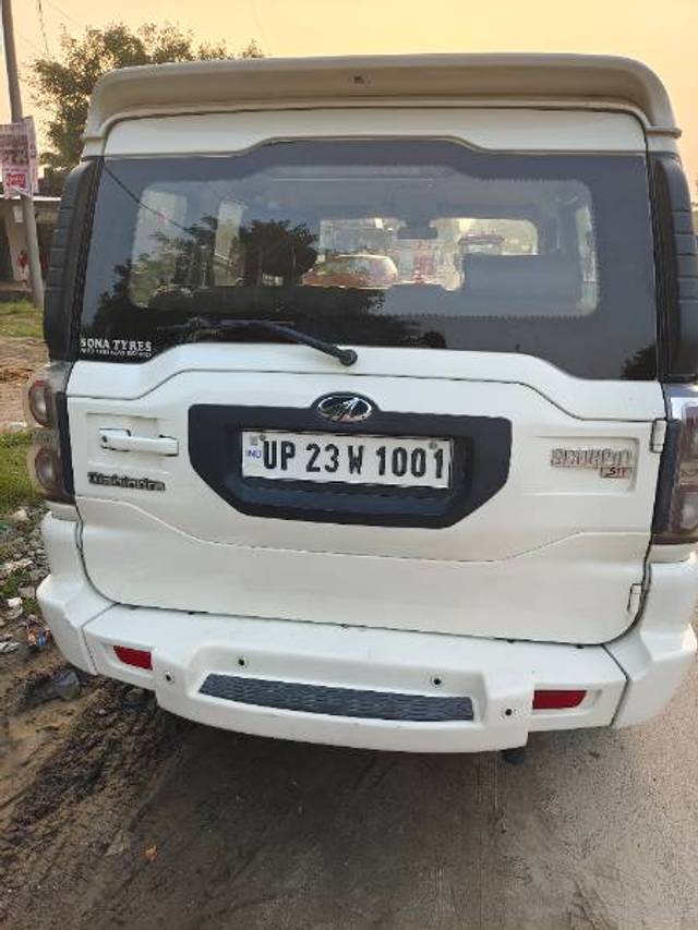 https://images10.gaadi.com/usedgaadi-sellcar/UsedCar/ccebb68b-a58a-4cb1-9d4d-07e6f155a166/b7fecd60-b1d9-4b30-a1e5-c32669236e27.jpg?imwidth=6402