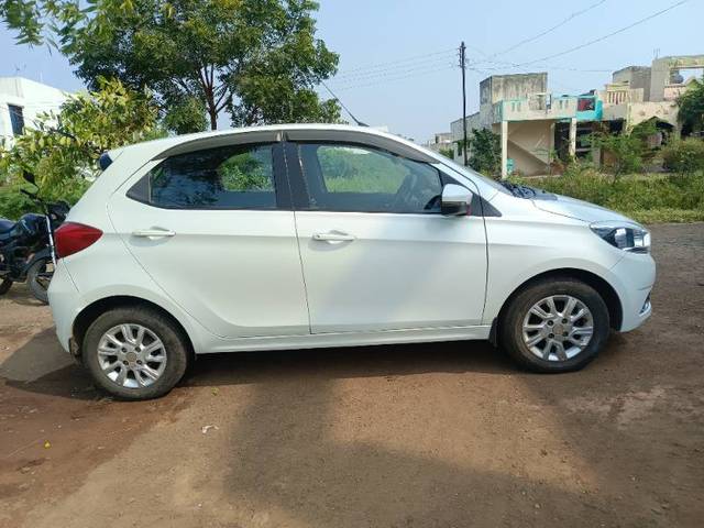 https://images10.gaadi.com/usedgaadi-sellcar/UsedCar/cd4ef291-e5c9-4deb-aeb9-1745a761ffcf/97a46cb3-33f0-45c6-a3dc-e012c5dd3a55.jpg?imwidth=6401