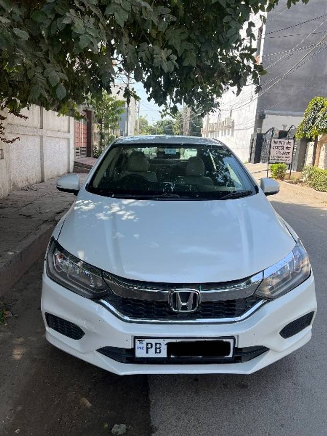 https://images10.gaadi.com/usedgaadi-sellcar/UsedCar/cdba8ec6-7cd4-487b-ba27-c8bfbb6a7679/4d5ba669-c812-4b04-a618-3b181ef752ca.jpeg?imwidth=6400