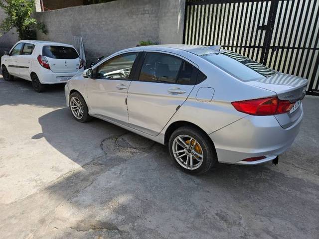 https://images10.gaadi.com/usedgaadi-sellcar/UsedCar/ce39af2c-d565-42d5-a3a3-820fee8f0c20/465000a5-5983-4822-ba0e-6c04dbe5e415.jpg?imwidth=6402