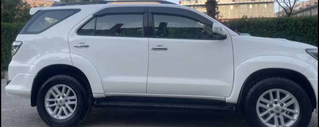 https://images10.gaadi.com/usedgaadi-sellcar/UsedCar/ce691b32-8340-4523-b7e8-105998bff155/043e59b2-5308-4347-8c08-3989042d7bfd.jpg?imwidth=6401