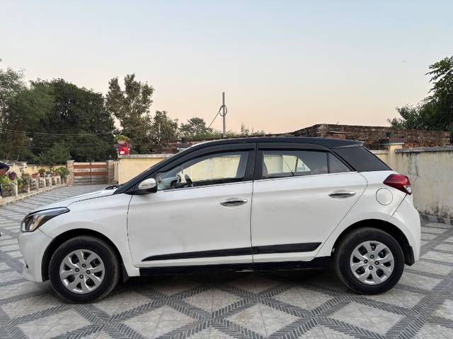 https://images10.gaadi.com/usedgaadi-sellcar/UsedCar/ce6dceaa-9404-416e-8406-2a4673d5f87e/3c753f6e-2ddf-4fcf-8ee1-3d0ff128b17b.jpg?imwidth=6402