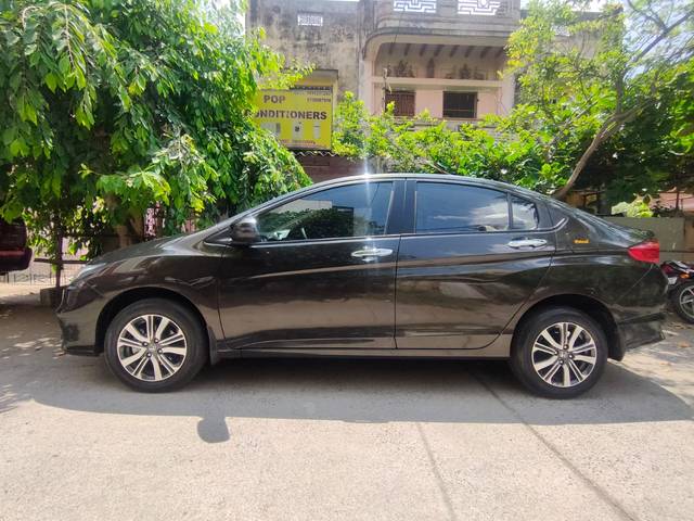 https://images10.gaadi.com/usedgaadi-sellcar/UsedCar/cf2857f4-7fba-480e-a4fd-07be3a06a1ed/92ecbaea-624b-4ff4-81ac-3b08a871bb98.jpg?imwidth=6401