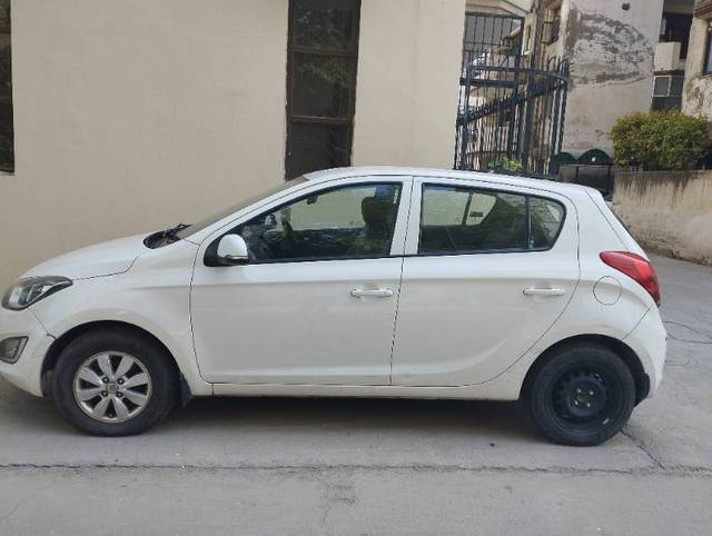 https://images10.gaadi.com/usedgaadi-sellcar/UsedCar/cf70e106-05fc-4bab-8a12-48104cc21f60/17bf9f33-8b65-45eb-bbc9-5f7ad9e031bb.jpg?imwidth=6402