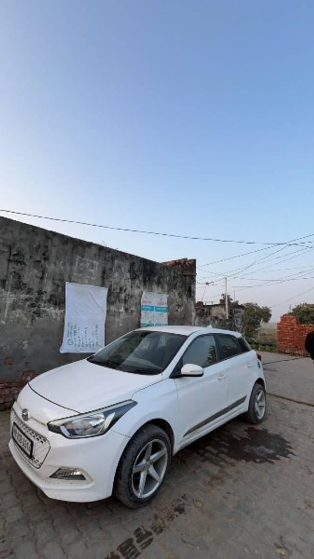 https://images10.gaadi.com/usedgaadi-sellcar/UsedCar/cf95b407-b03e-45d8-bfb6-3c6ec6a43332/6203364a-6b12-4f5d-b535-7280cef67416.jpeg?imwidth=6401