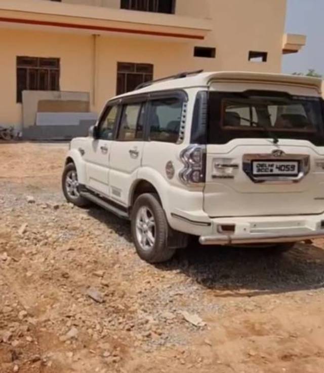 https://images10.gaadi.com/usedgaadi-sellcar/UsedCar/d074d17e-08b4-4382-b0a4-6faf5a70941d/78906ec8-0723-4912-bd76-77de788225a5.jpg?imwidth=6402