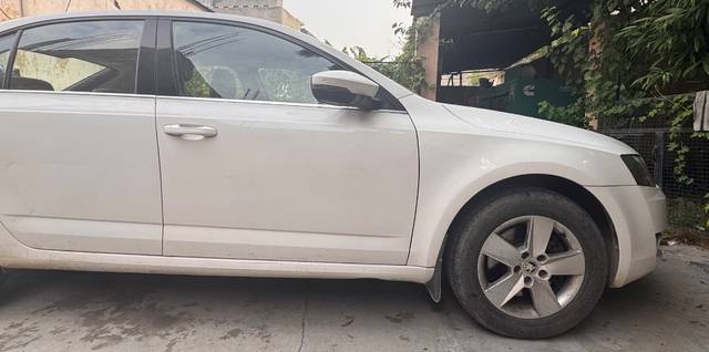 https://images10.gaadi.com/usedgaadi-sellcar/UsedCar/d13b8c6d-a586-460c-b360-77b1865d190a/e008d006-5870-4372-a2ab-b74de9ee1588.jpeg?imwidth=6400