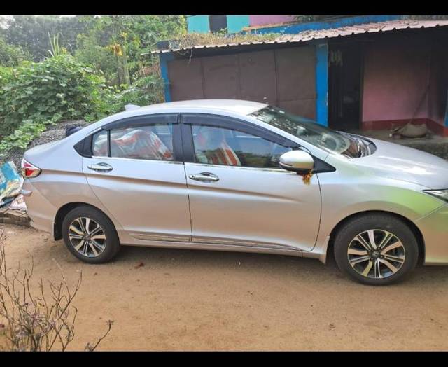 https://images10.gaadi.com/usedgaadi-sellcar/UsedCar/d290baae-6044-4555-87e9-59176fd827a4/93df1fda-119a-4a9f-8743-293199026732.jpg?imwidth=6401