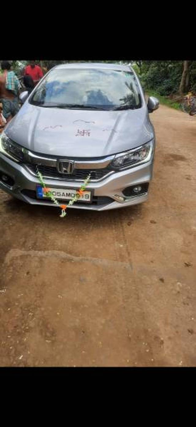 https://images10.gaadi.com/usedgaadi-sellcar/UsedCar/d290baae-6044-4555-87e9-59176fd827a4/c75d9c2f-b9a3-4708-8181-8757afddd758.jpg?imwidth=6402