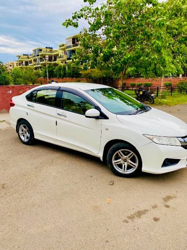 https://images10.gaadi.com/usedgaadi-sellcar/UsedCar/d4a9bcd9-e86d-4826-95ca-014dbdb9f99d/fb9dadb0-bfa6-43af-adf4-4684a13f91e5.jpg?imwidth=6400