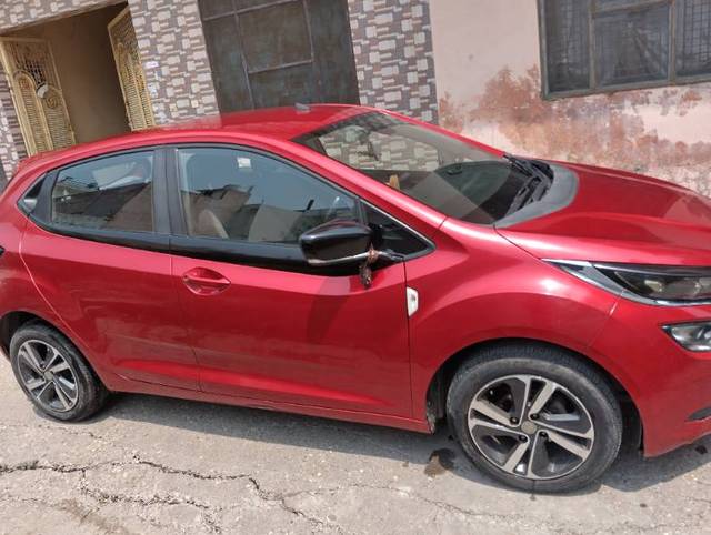 https://images10.gaadi.com/usedgaadi-sellcar/UsedCar/d50102efa/8549dcc9-1ff3-4ca1-8b61-6f7f5d2741c0.jpg?imwidth=6401