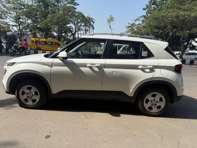https://images10.gaadi.com/usedgaadi-sellcar/UsedCar/d501abd9a/79873a13-6a9f-4c59-aea7-9a53a156e4f1.jpeg?imwidth=6402