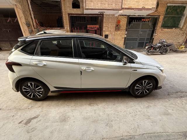 https://images10.gaadi.com/usedgaadi-sellcar/UsedCar/d505e26aa/75950881-4a9a-4202-9258-958ff010d6de.jpeg?imwidth=6401