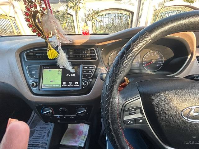 https://images10.gaadi.com/usedgaadi-sellcar/UsedCar/d5168e3aa/07655d1e-e7d9-42df-a21b-85e05388ce28.jpeg?imwidth=6401