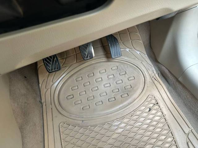 https://images10.gaadi.com/usedgaadi-sellcar/UsedCar/d517fb56a/6f5d8f45-69b0-4c94-a37b-df9c963a68c9.jpg?imwidth=6401