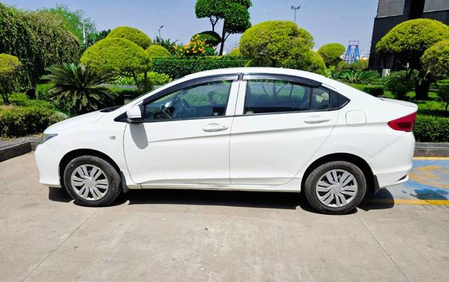 https://images10.gaadi.com/usedgaadi-sellcar/UsedCar/d5183e10a/6008514e-9a4a-41ac-9510-d89ed6dc5bd9.jpg?imwidth=6402
