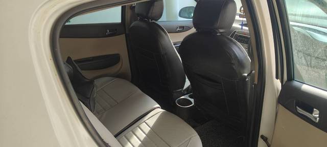 https://images10.gaadi.com/usedgaadi-sellcar/UsedCar/d5184327a/92d75c34-e55d-49c8-9068-6a8a1cd21550.jpg?imwidth=6401