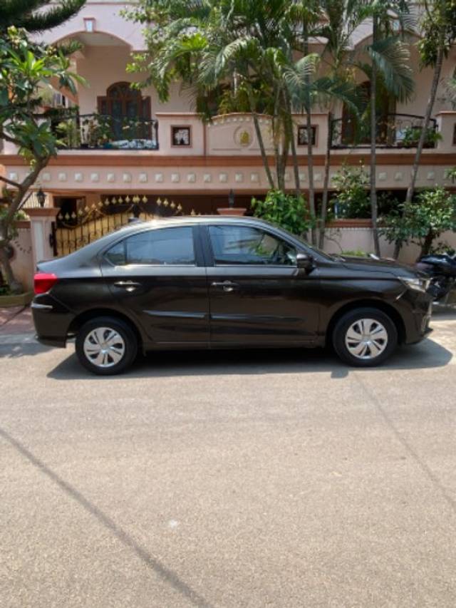 https://images10.gaadi.com/usedgaadi-sellcar/UsedCar/d52353dea/4cf9af60-0285-4b3b-83c4-bea52d1ddb1c.jpeg?imwidth=6401