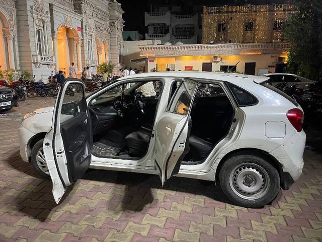 https://images10.gaadi.com/usedgaadi-sellcar/UsedCar/d52570f2a/6d66eced-821c-4116-a637-ee58a3ef108d.jpeg?imwidth=6401