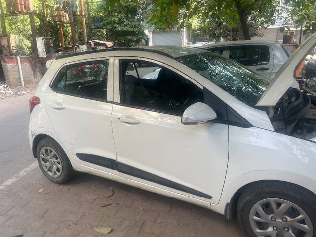 https://images10.gaadi.com/usedgaadi-sellcar/UsedCar/d52805e4a/0dd5bed6-5842-426e-857a-cfb01900a2ee.jpeg?imwidth=6401