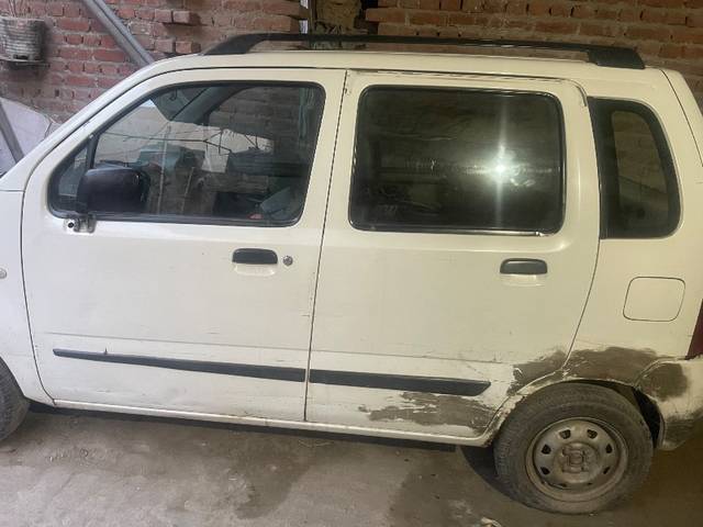 https://images10.gaadi.com/usedgaadi-sellcar/UsedCar/d5280ccaa/9a35f3de-b8a5-4fcf-8179-993de7f38248.jpeg?imwidth=6401