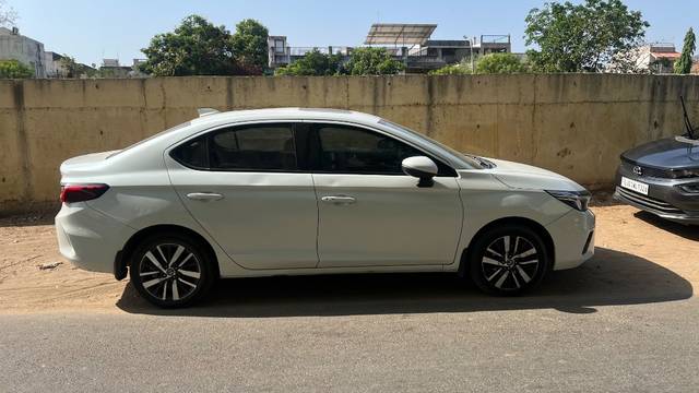 https://images10.gaadi.com/usedgaadi-sellcar/UsedCar/d52d2de8a/fdfedaf9-0390-47aa-bc94-d98ec8704a7c.jpeg?imwidth=6402