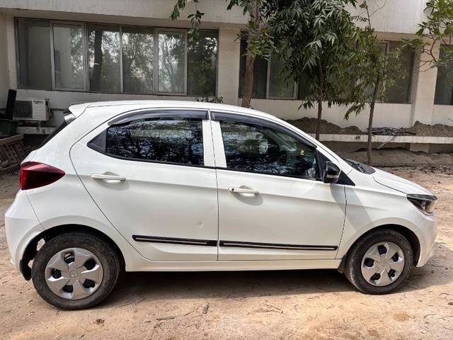 https://images10.gaadi.com/usedgaadi-sellcar/UsedCar/d52e3f55a/65fdd27e-210f-4595-8f99-82f48dc5788c.jpeg?imwidth=6400